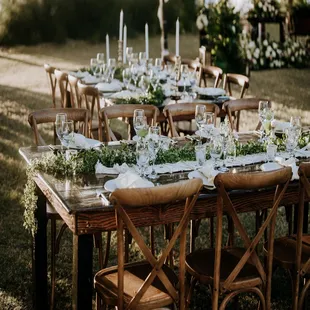 Nature's elegance graces the setting of your special day. Explore our enchanting table arrangements that embrace the beauty of the outdoors