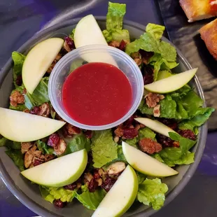 Apple gorganzola salad