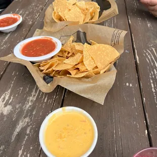 Yummy Queso, Salsa &amp; Chips