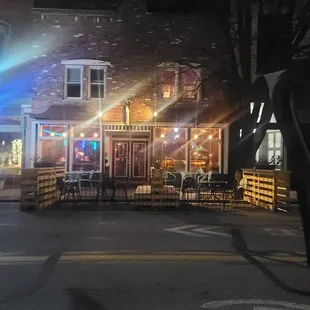 the outside of a restaurant at night