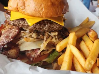 Full House Sports Bar and Grill