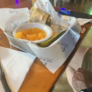 Who gives mandarin oranges as a side dish