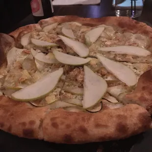 Brie and pear pizza