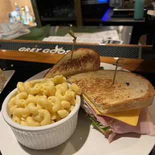 Club sandwich with mac &amp; cheese