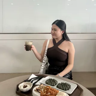 Viv N.
