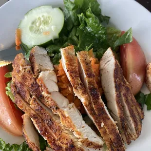 Garden salad with blackened chicken