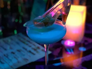 Allusion bar