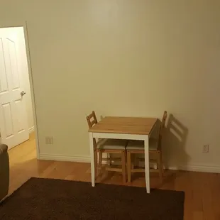 Lil table to eat on, say what?