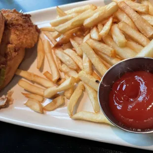 Chicken sandwich with spicy mayo and sriracha + fries