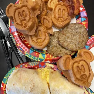 a plate of breakfast food