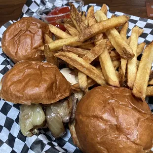 Sliders ($5 off during happy hour 4-6pm)