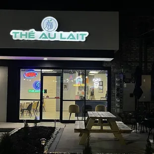 Outside of Thé Au Lait