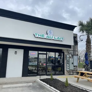 Outside of Thé Au Lait