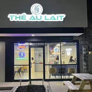 Outside of Thé Au Lait