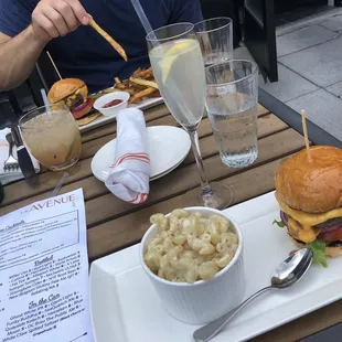 Avenue Cheeseburger