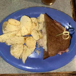 1/2 Reuben sandwich w chips