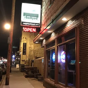 the outside of a restaurant at night