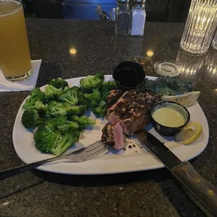 Seared ahi tuna with broccoli
