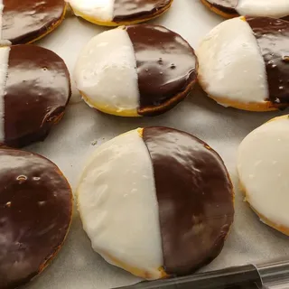 SMALL BLACK & WHITE COOKIE