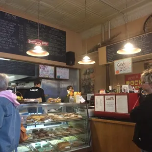 Cute place. Good bagels.