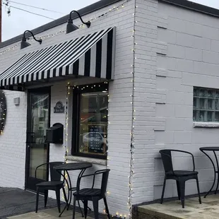 the outside of a restaurant
