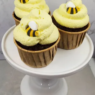three bee cupcakes