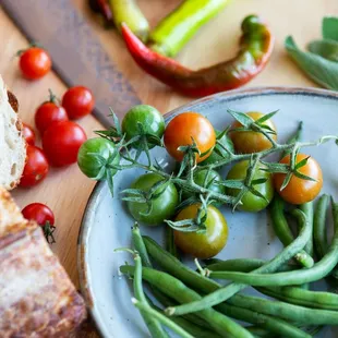a plate of green beans and tomatoes