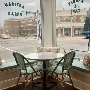 Indoor seating, great lighting !