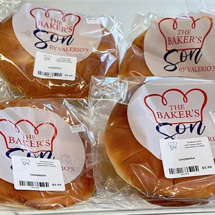 Soft and fluffy #Chizmosa, similar to Pan de Leche, Filipino pull-apart bread with cream cheese inside. *‿*