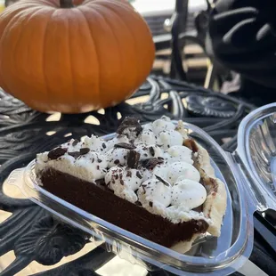 Chocolate crème pie