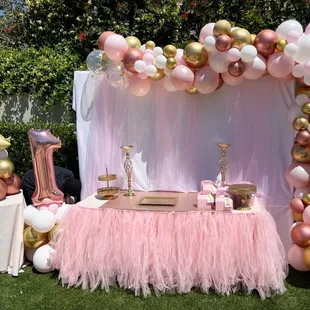 9ft garland with backdrop, a column and centerpieces