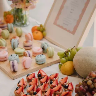 European summer soiree themed anti-wedding with summer color macarons and fruit tarts !