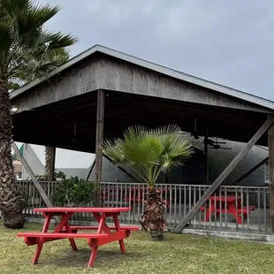 Covered and uncovered seating areas