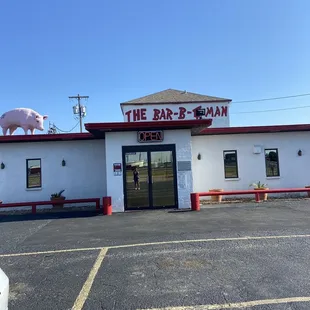 Front &amp; empty lot for dinner