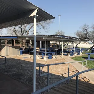 ows the outside of the restaurant