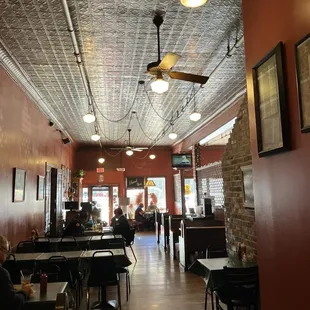 ows people sitting at tables