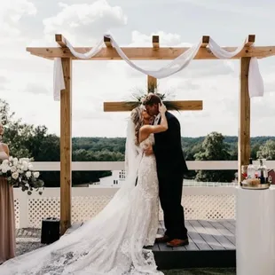 On the Plateau, your can choose to have the wooden cross or just the arbor.