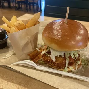 food, chicken wings and fried chicken