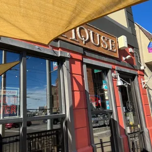the outside of the restaurant