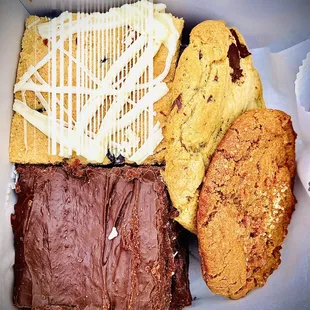Mixed box o&apos; goodies