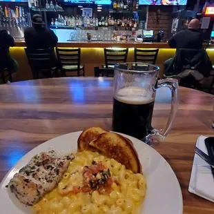 Delicious Mac n cheese with tasty herb chicken