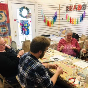 Melody MacDuffee teaching her wonderful wire working classes!