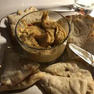 Roasted red pepper &amp; garlic hummus