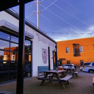 the outside of a restaurant