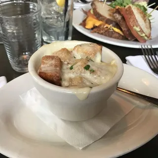FRENCH ONION SOUP CAULIFLOWER CRUST PIZZA