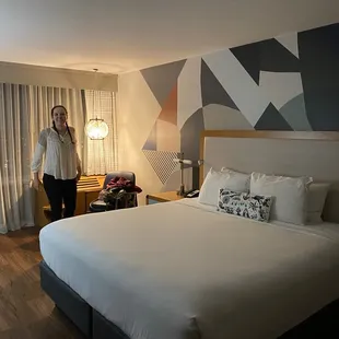 Single king bed room