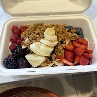 Açaí, granola and yogurt