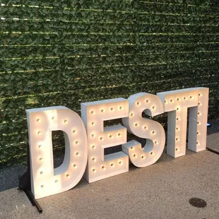 a sign that says desti