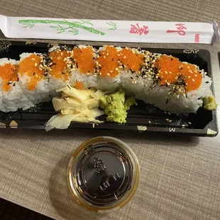 Sunset Roll (smoked salmon, avocado, tobiko)