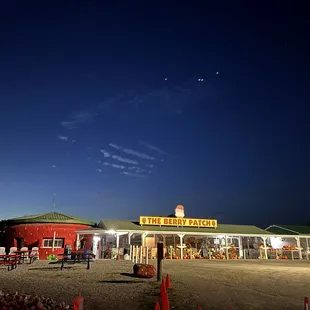 the outside of a restaurant at night